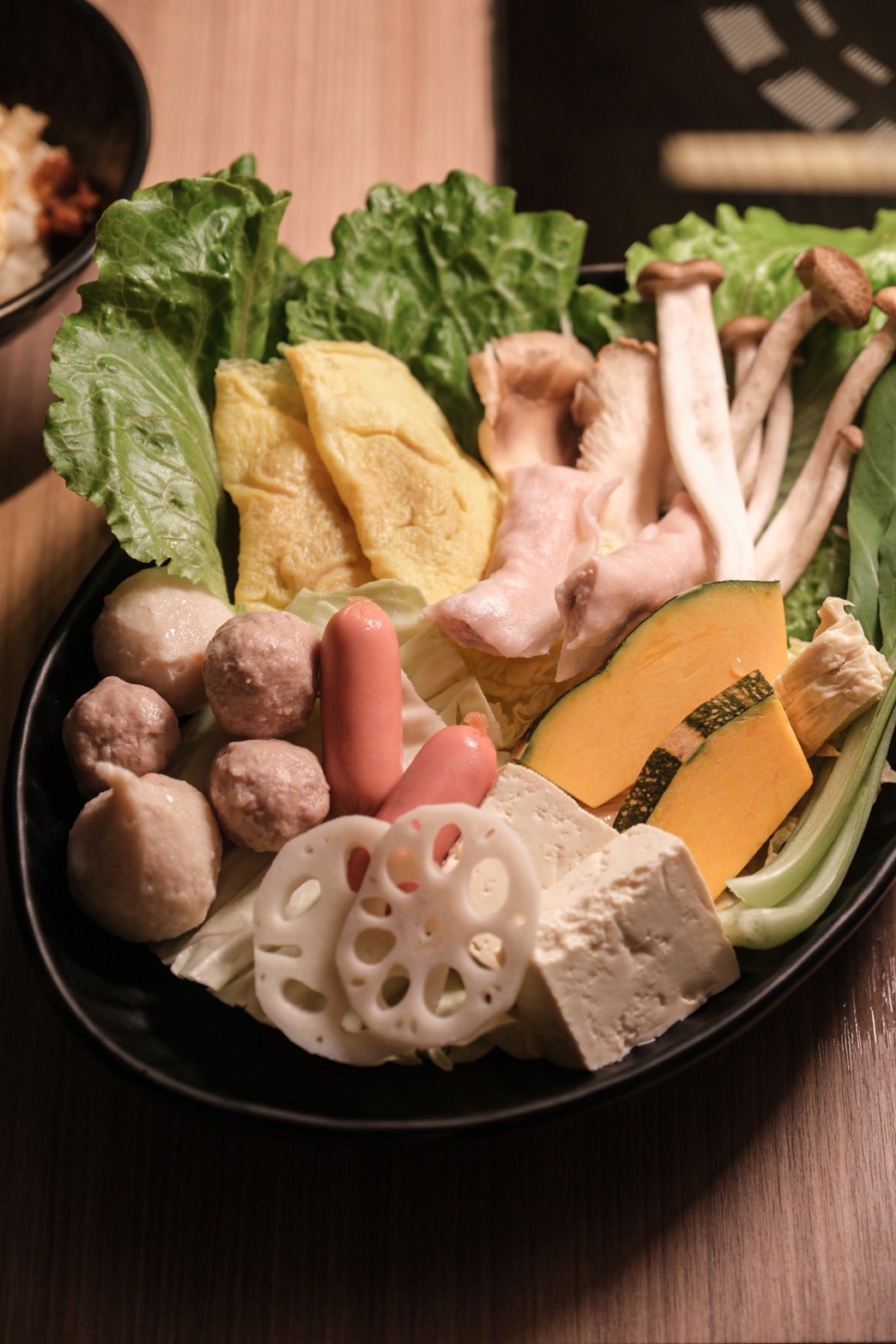 肉之間古亭店 最低$420 滷肉/雞肉/麻油炸蛋/超多種蔬菜火鍋料/哈根達斯/整面酒牆 隨你吃到飽!!!