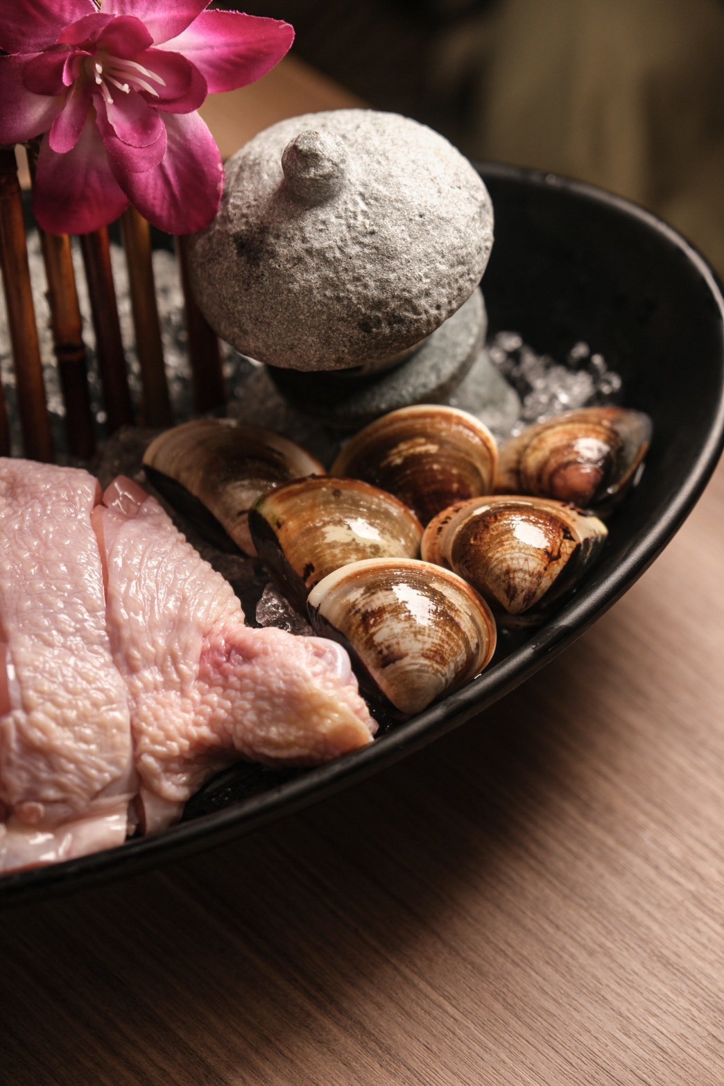 肉之間古亭店 最低$420 滷肉/雞肉/麻油炸蛋/超多種蔬菜火鍋料/哈根達斯/整面酒牆 隨你吃到飽!!!