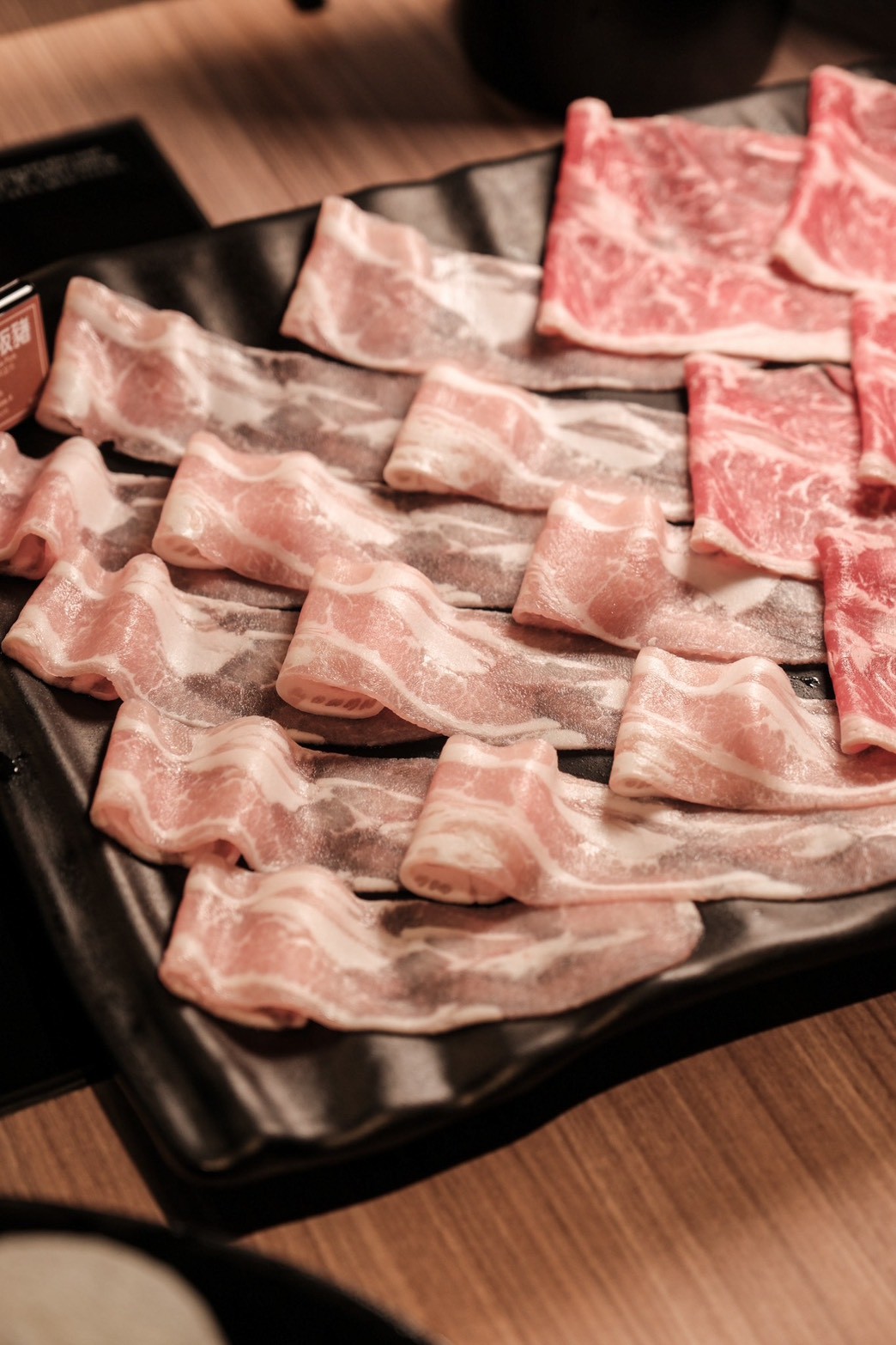 肉之間古亭店 最低$420 滷肉/雞肉/麻油炸蛋/超多種蔬菜火鍋料/哈根達斯/整面酒牆 隨你吃到飽!!!