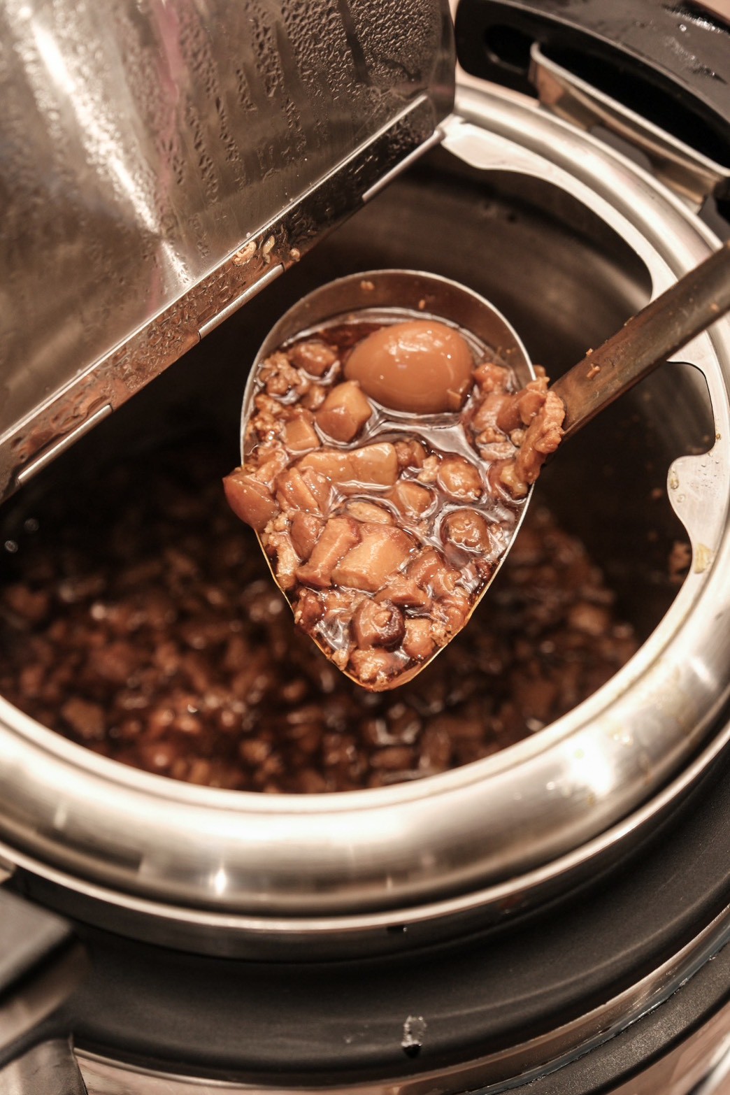 肉之間古亭店 最低$420 滷肉/雞肉/麻油炸蛋/超多種蔬菜火鍋料/哈根達斯/整面酒牆 隨你吃到飽!!!